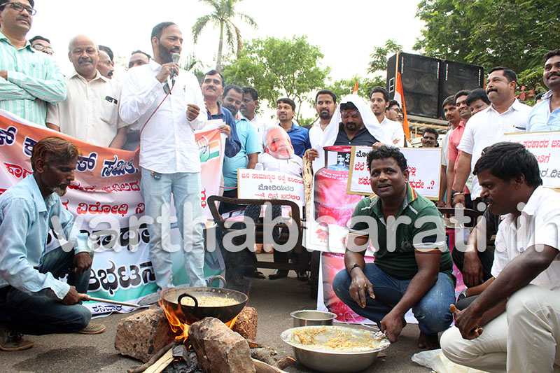 ಉಡುಪಿ: ಕೇಂದ್ರ ಸರಕಾರದ ಜನವಿರೋಧಿ ನೀತಿ ವಿರುದ್ಧ ಪಕೋಡಾ ತಯಾರಿಸಿ ಪ್ರತಿಭಟನೆ